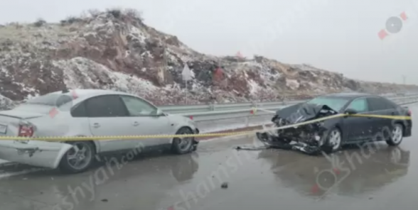 Երևան-Գյումրի ավտոճանապարհին բшխվել են «Toyota Camry»-ն, «Volkswagen»-ը և «Mercedes Vito»-ն․ կա 5 վիրшվոր