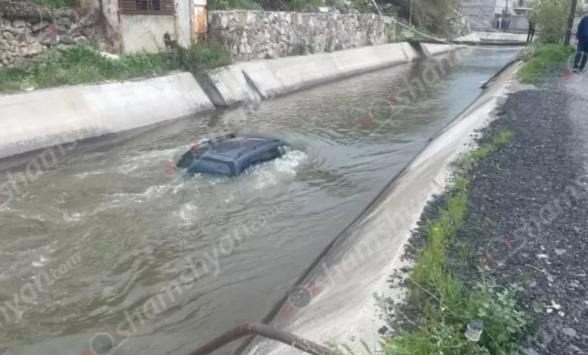 «Opel»-ը Երևանի Հաղթանակ թաղամասում հայտնվել է ջրանցքում