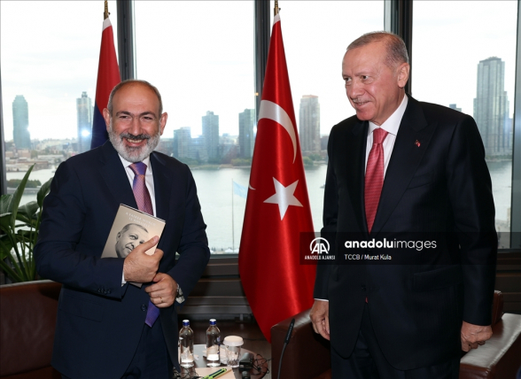 Ատամնաշարը ցույց տալով, գիրքը գրկած՝ նկարվում էր Էրդողանի հետ (տեսանյութ)