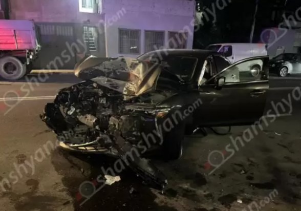 21-ամյա վարորդը «Mazda»-ով Չարենցի փողոցում բախվել է ճանապարհի թույլատրելի հատվածում կայանված «BMW»-ին և «Hyundai»-ին